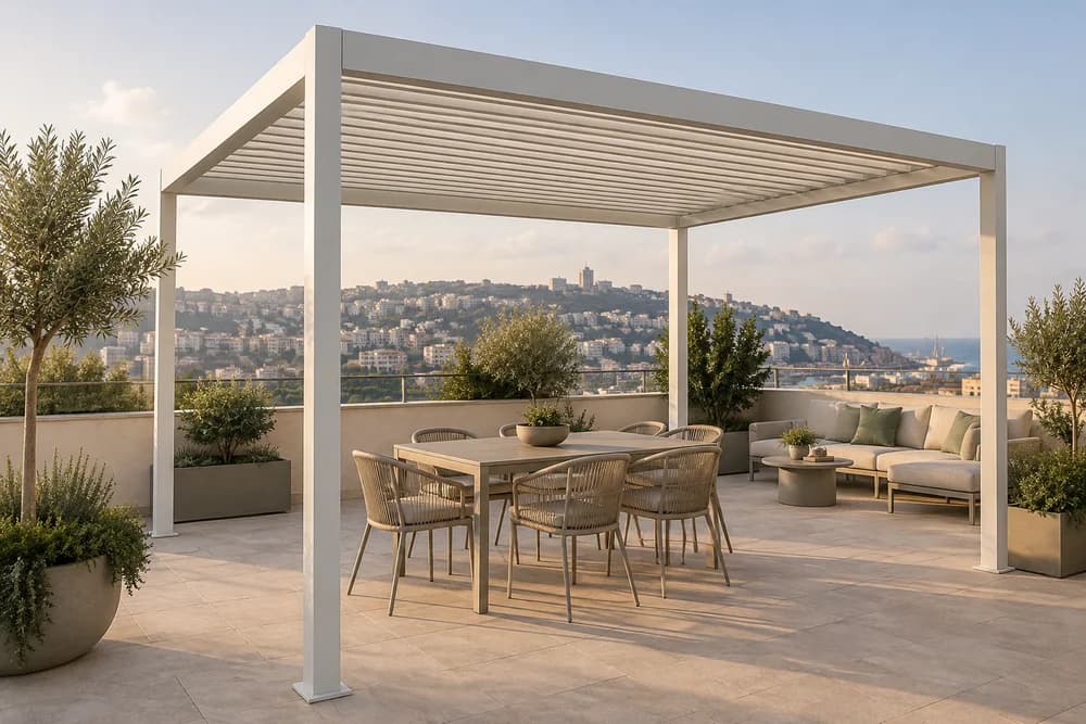פרגולת אלומיניום בהירה עם רפפות מעל מרפסת
